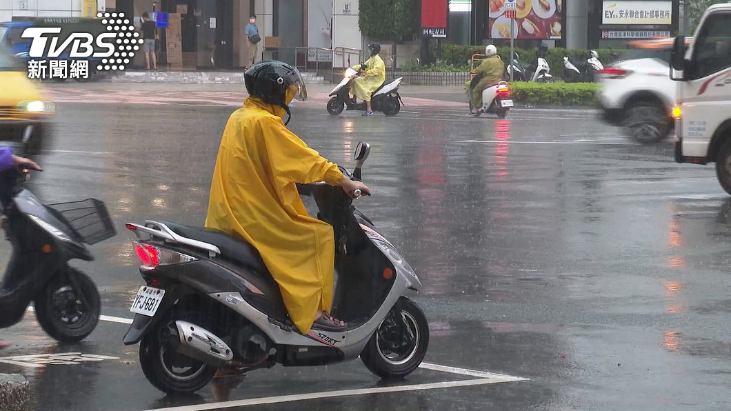 今晚急暴跌12度!連「炸雨5天」濕冷到下週 雨區曝光了