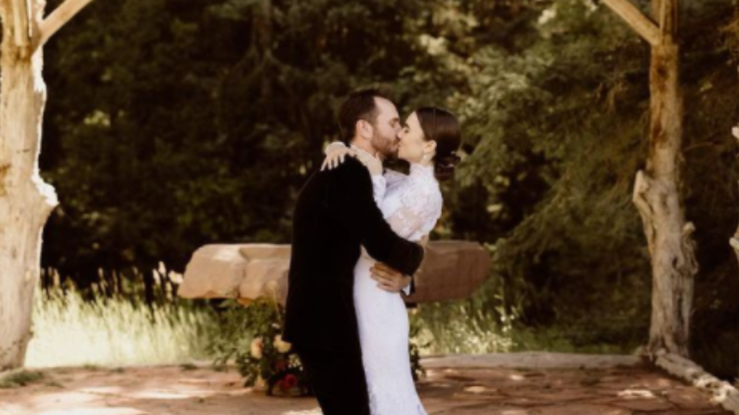 英國女星莉莉柯林斯4日證實已與未婚夫查利麥克道維爾結婚。(圖/翻攝自莉莉柯林斯IG)