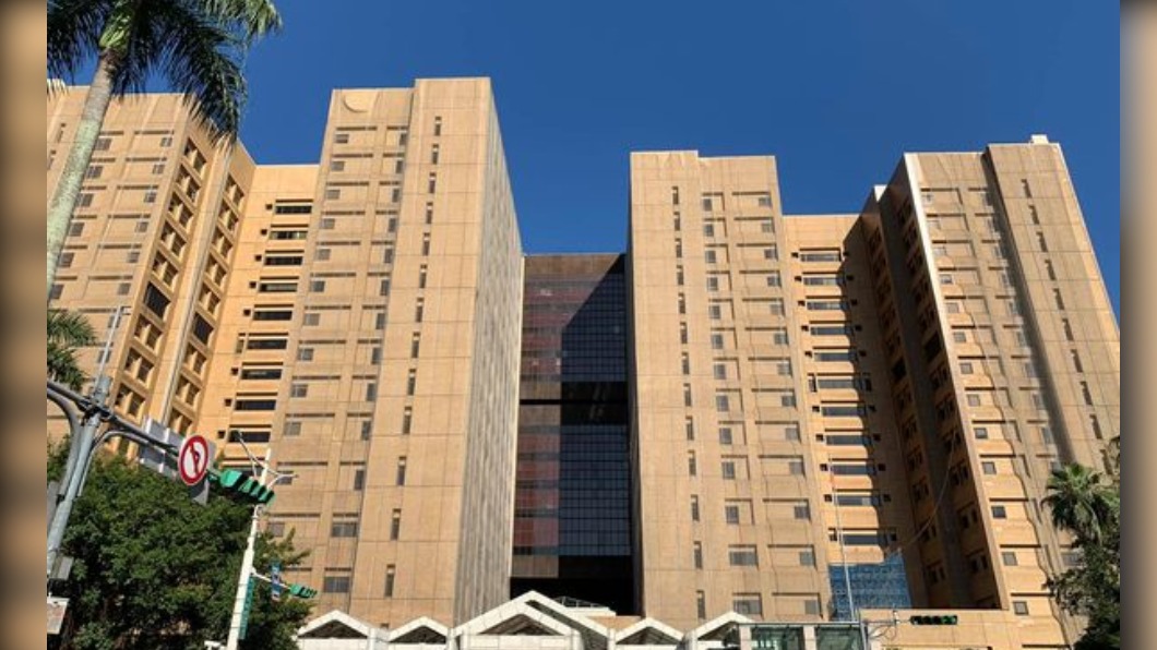 施景中以台大藍鼓勵同仁繼續前行。(圖/翻攝自Jin-Chung Shih Facebook)