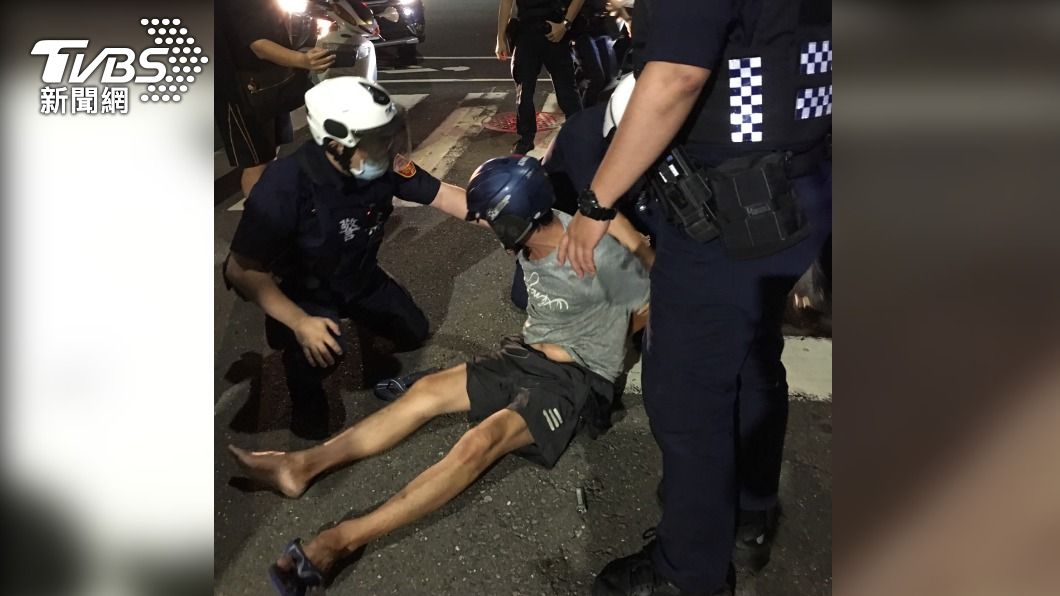 酒駕男拒檢狂飆！遭警壓制嚇到「拉出來」　褲管狂流穢物