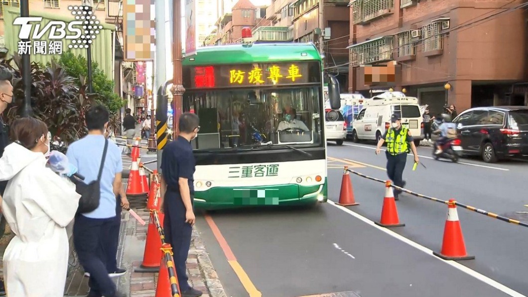 板橋某社區大樓,目前已有6例確診個案。(圖/TVBS)