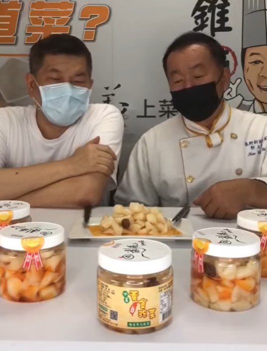 澎恰恰近日與佩真合作直播賣泡菜。(圖/翻攝自佩真藝人二手屋臉書)