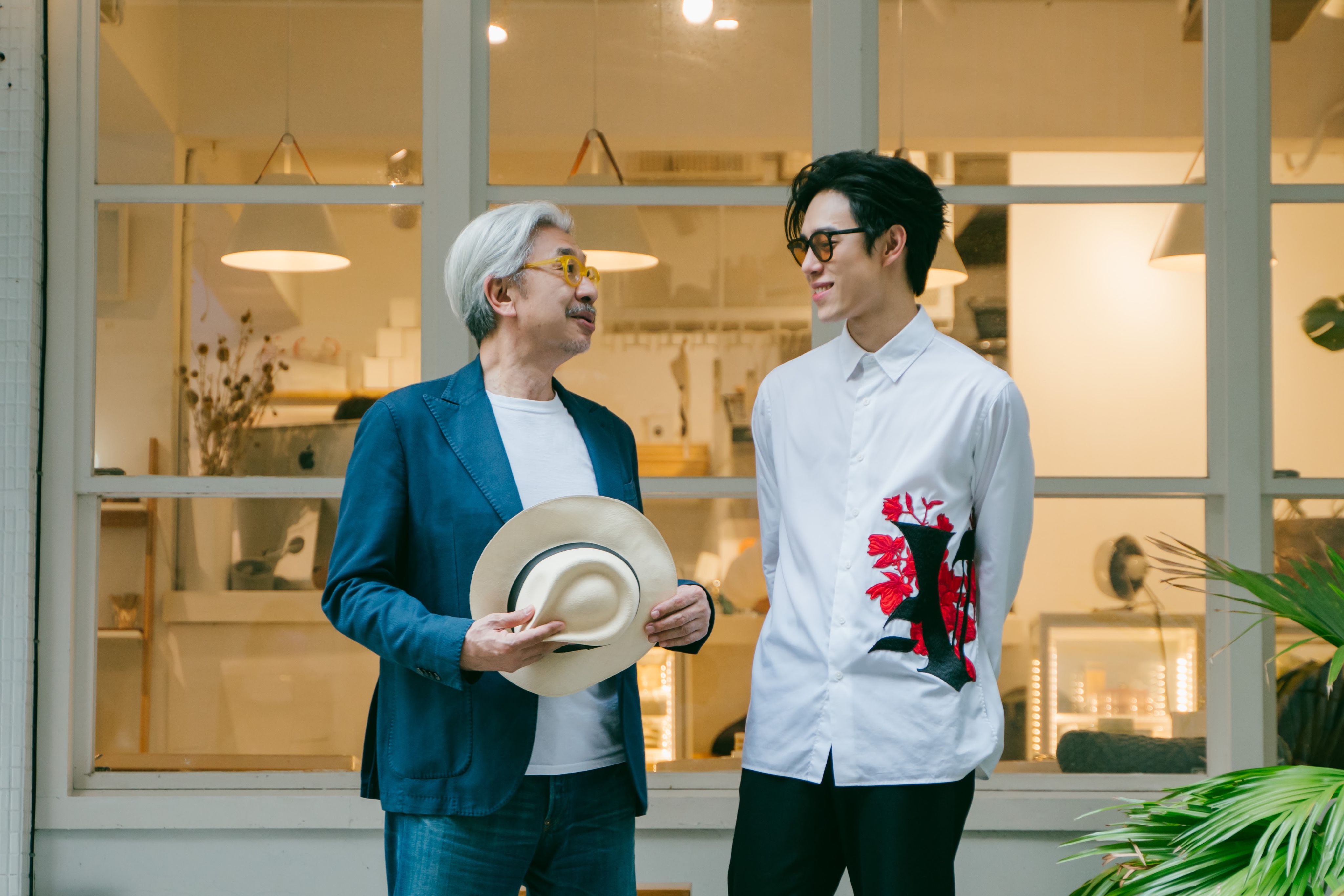MAI孫麥傑(圖右)新曲出爐,親自與音樂教父倪重華分享請益。(圖/誠葳廣告提供)