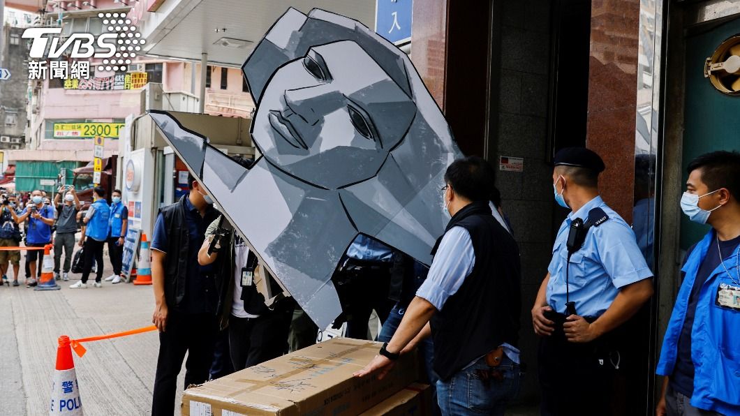 港警動作頻頻！突襲天安門博物館　帶走燭光晚會看板