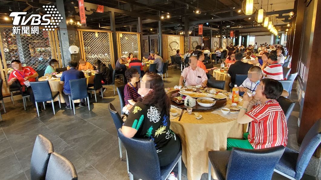 大雅區公所舉辦鄰里長文康活動,用餐時共鍋共食。(圖/中央社)
