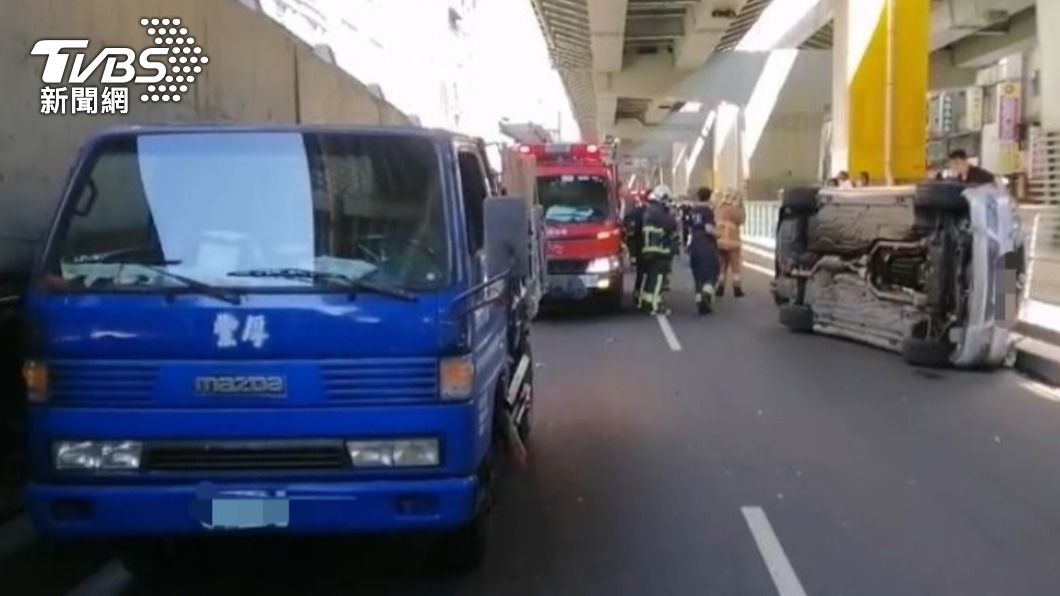 轎車擦撞小貨車尾後翻覆。(圖/TVBS)