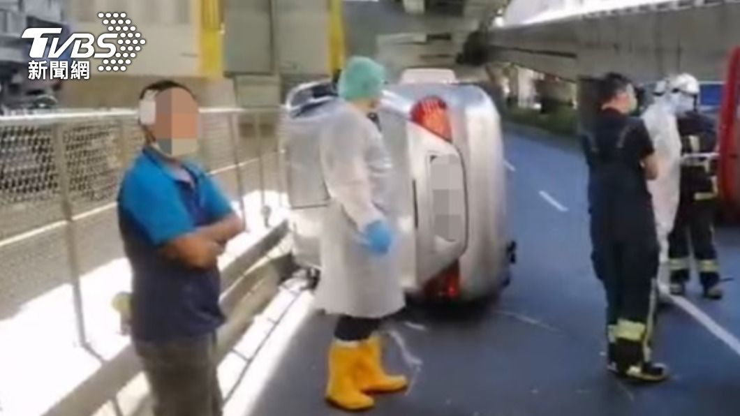 駕駛表示煞車失靈,右前額受傷。(圖/TVBS)