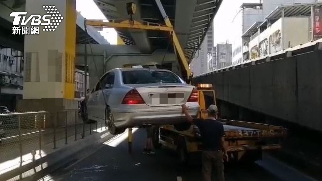 轎車撞擊後毀損漏油。(圖/TVBS)
