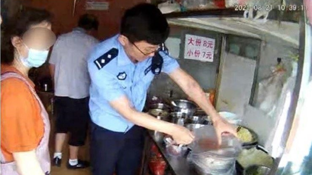 當地警方接獲報案前往店家搜索調查。(圖/翻攝自中國之聲微博)