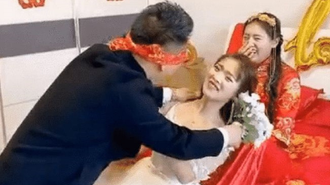 奇葩婚鬧！新郎矇眼選妻「強吻伴娘」　新娘目睹笑翻