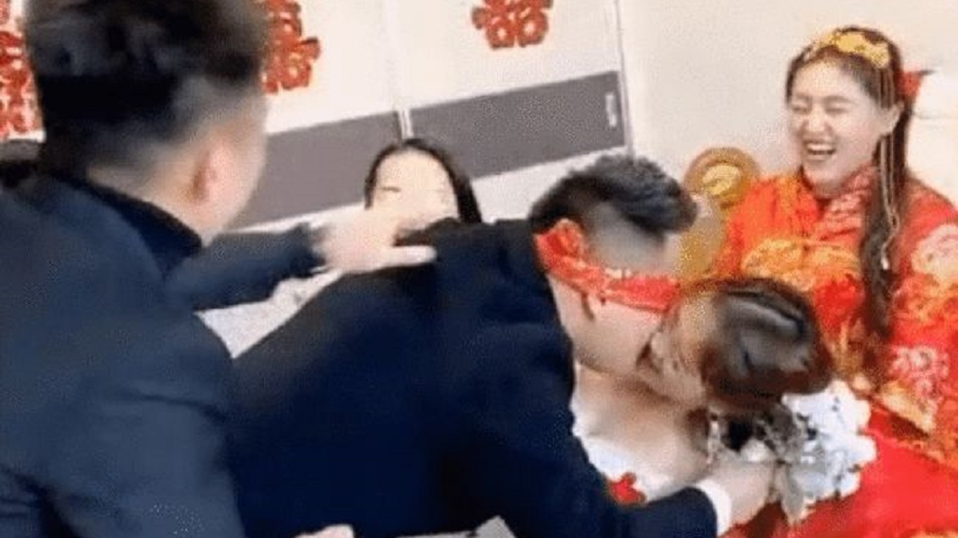 新郎直接把伴娘親下去,新娘目睹一切卻是笑哈哈。(圖/翻攝自網易新聞)