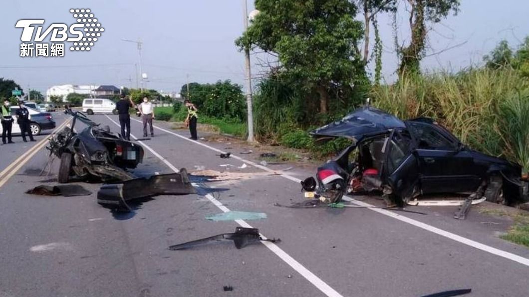 轎車自撞燈桿「斷兩截」 駕駛頭骨破裂重傷、女乘客死亡