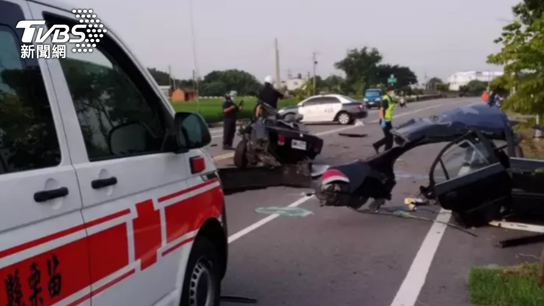 一輛轎車自撞燈桿,車體當場斷成兩截。(圖/民眾提供)