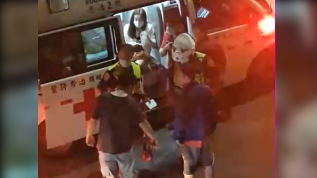 周姓女子上救護車，江姓男子遭警方帶回。（圖／翻攝自爆料公社二社 臉書）