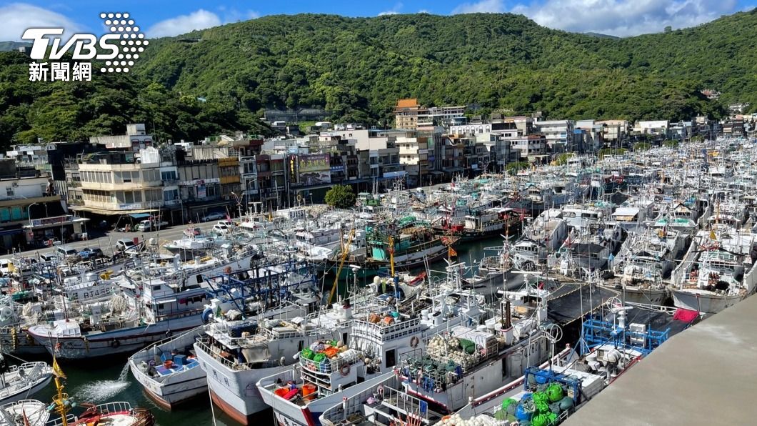 漁民將船隻開回漁港內。(圖/中央社)