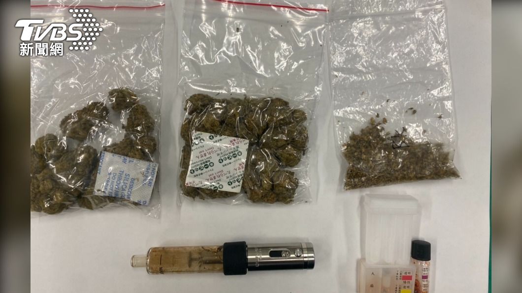 身上搜出違禁品乾燥大麻花。(圖/TVBS)