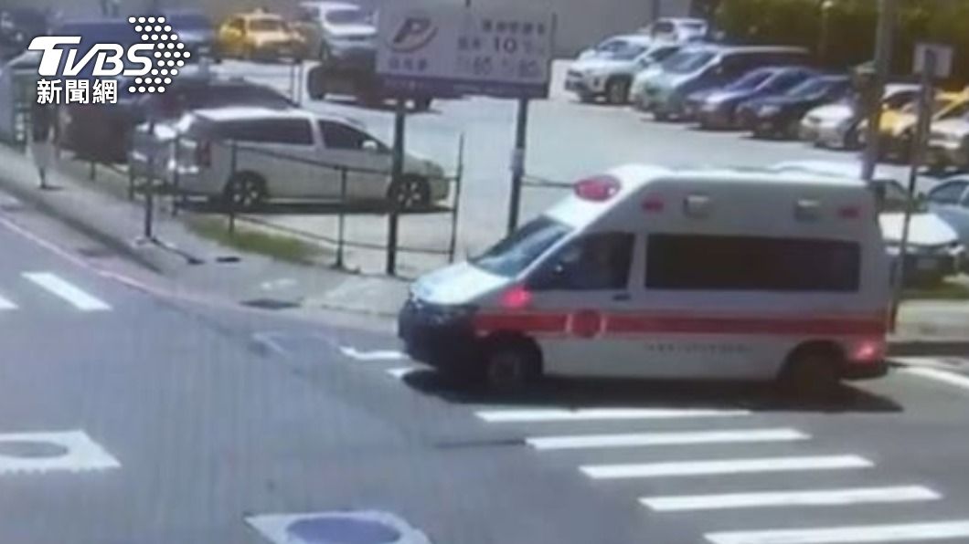 救護車趕抵現場。（圖／TVBS）