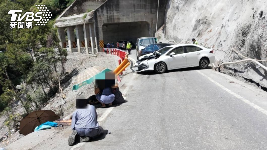 台8線中橫公路117.5公里有吊車翻覆,1輛轎車遭壓,車內2人受困。(圖/TVBS)