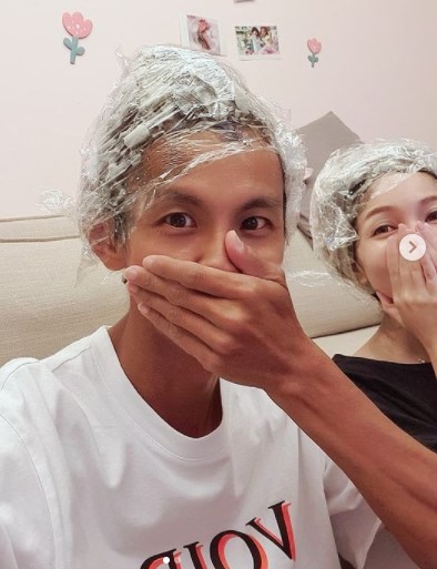 阿翔與老婆在家染髮。(圖/翻攝自阿翔IG)