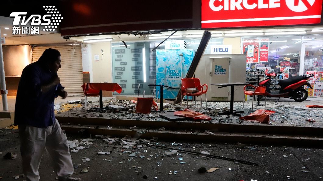 地震造成街道滿目瘡痍。(圖/AP)