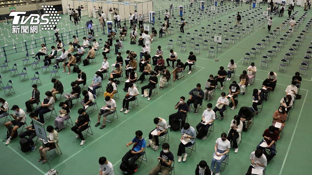日本大規模接種會場。(圖/達志影像美聯社)