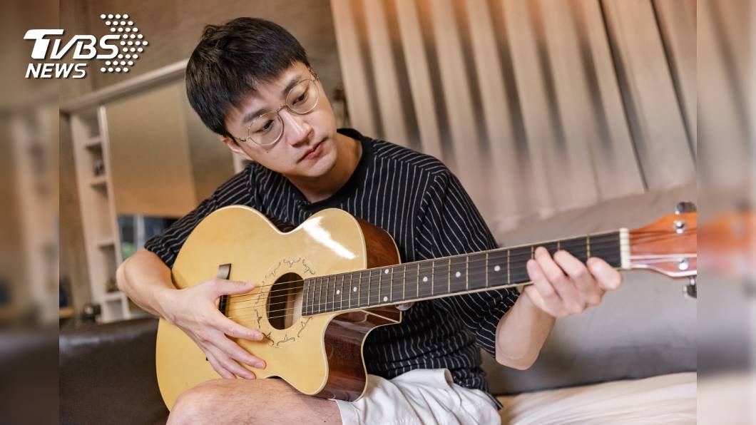 江宏傑拿起房內的吉他開始線上學習,接著便拿起熟悉的桌球拍「自主訓練」。