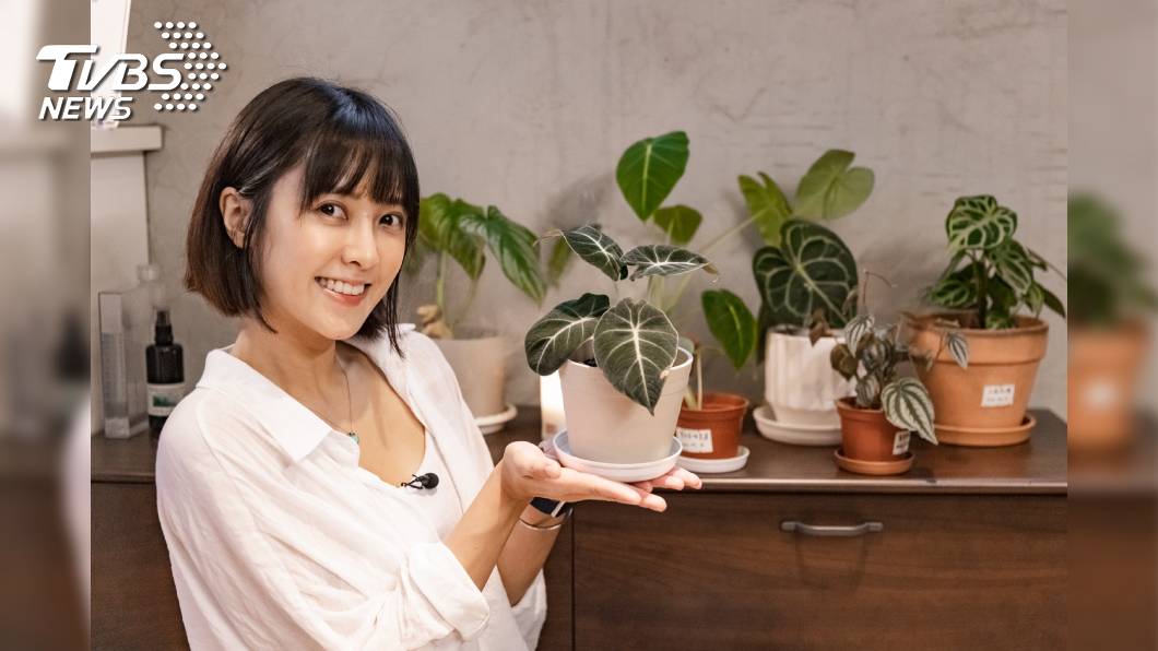 大元透露私下是走性感路線,睡覺時細肩帶裡面都不穿,但是因為攝影機24小時都在拍攝,所以只能穿著保守一點。