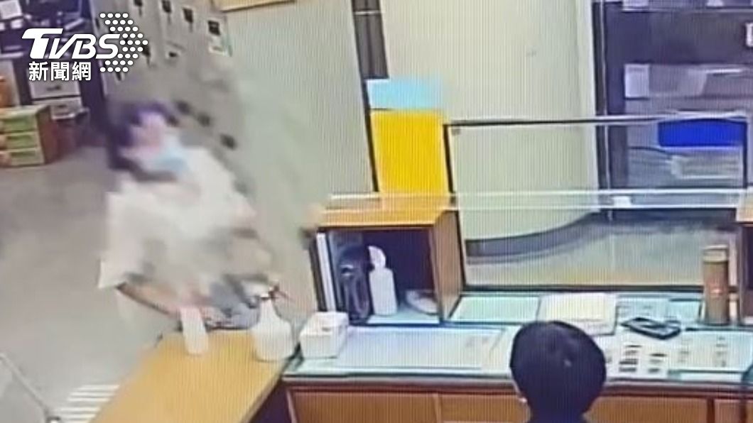 戚姓女子自稱要陳情,卻出拳毆打員警。(圖/TVBS)
