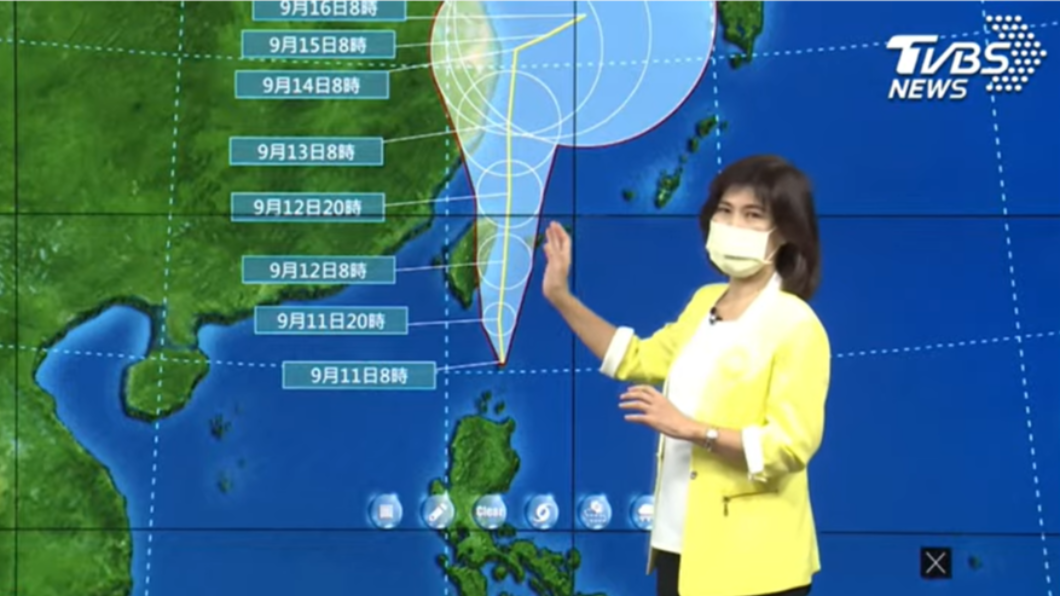 颱風中心會沿台灣東部近海北上,暴風圈即將接觸台灣陸地。(圖/TVBS)