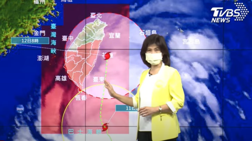 氣象局表示,12日全台都受颱風影響,各地有陣雨或雷雨。(圖/TVBS)