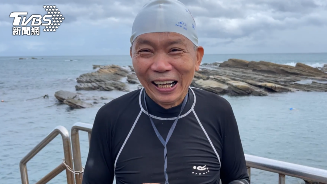擔心受颱風影響，泳池明天會關閉，泳客說今天要游個夠。（圖／TVBS）