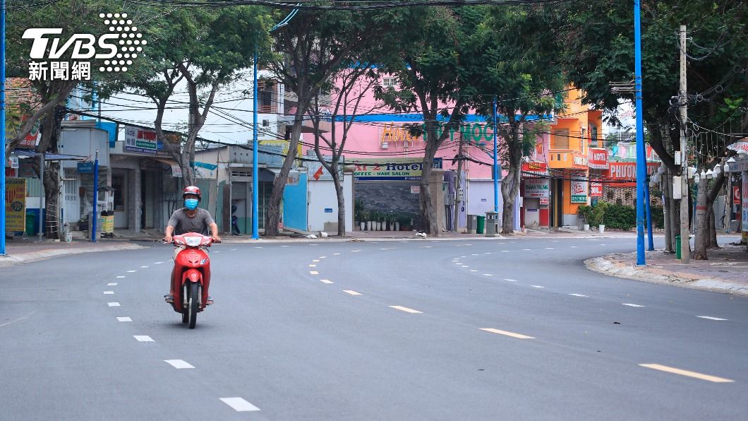 越南多城市實施封城,街上杳無人煙。(圖/達志影像美聯社)