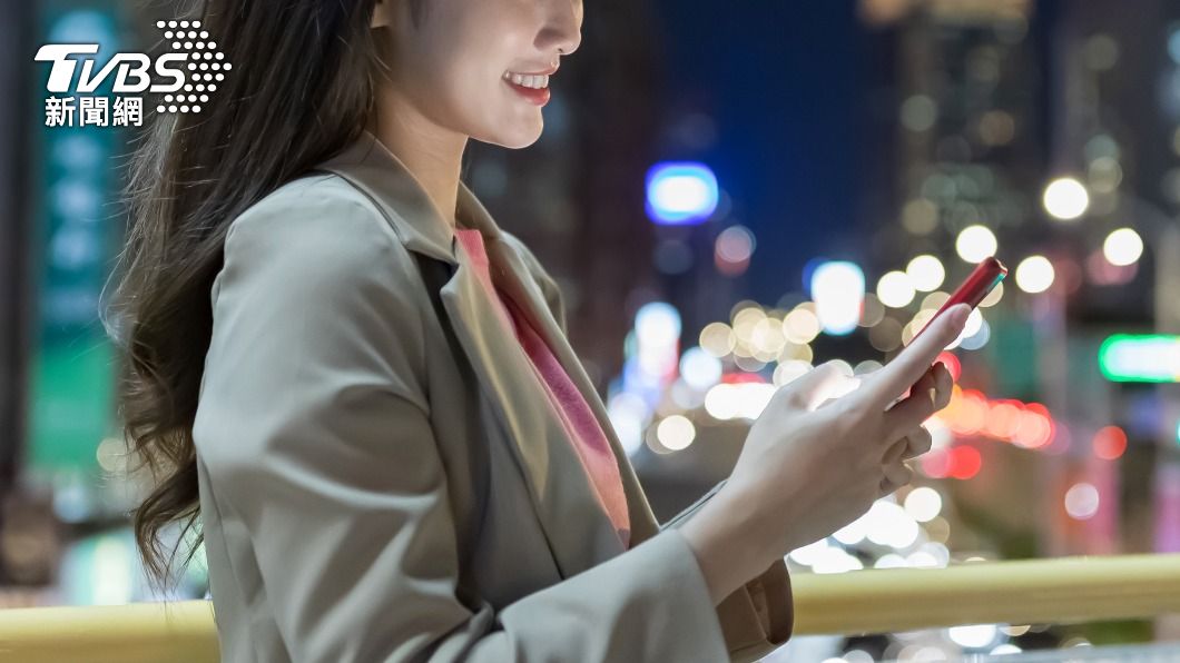如果近距離緊盯著手機,眼壓也會升高。(示意圖/shutterstock 達志影像)