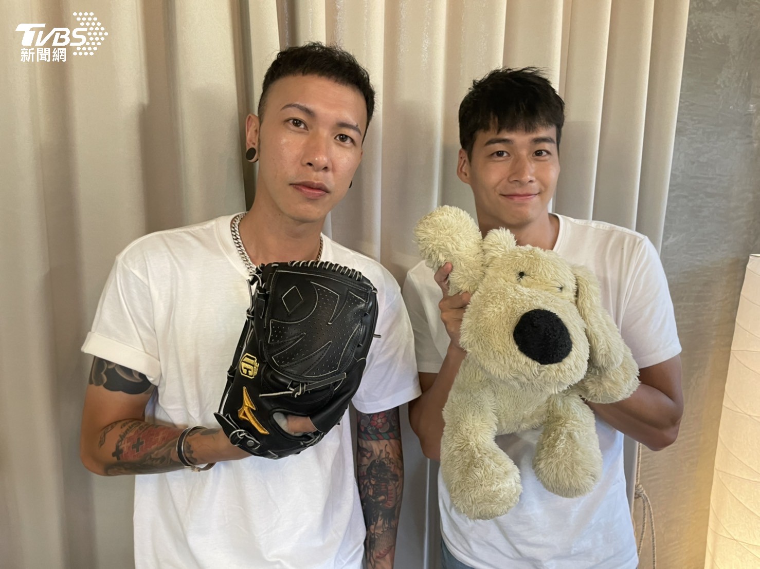小春和林敬倫分別帶了棒球手套和陪伴23的玩具狗狗。(圖/TVBS)
