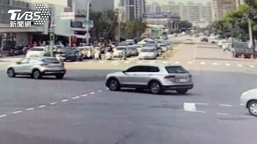 台中知名餅店外經常有車輛違停,導致交通壅塞。(圖/警方提供)
