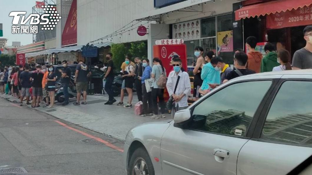 台中知名餅店爆人潮!百人群聚排隊 讓住戶抓狂