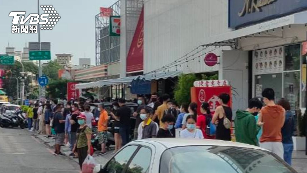 中秋前夕,台中知名餅店外湧入大量人潮排隊。(圖/警方提供)