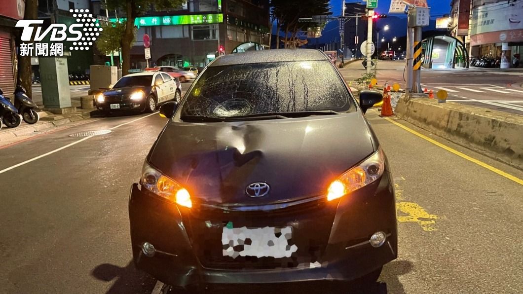 男闖紅燈過馬路！轎車直行閃不及撞飛「送醫亡」
