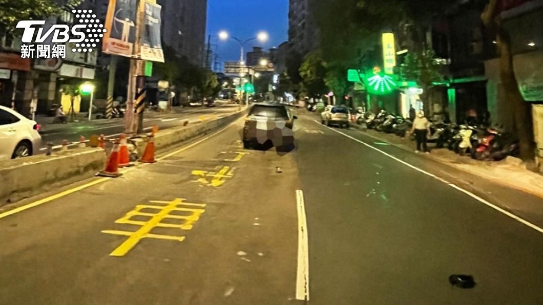 行人遭撞後昏迷,送醫搶救不治。(圖/TVBS)