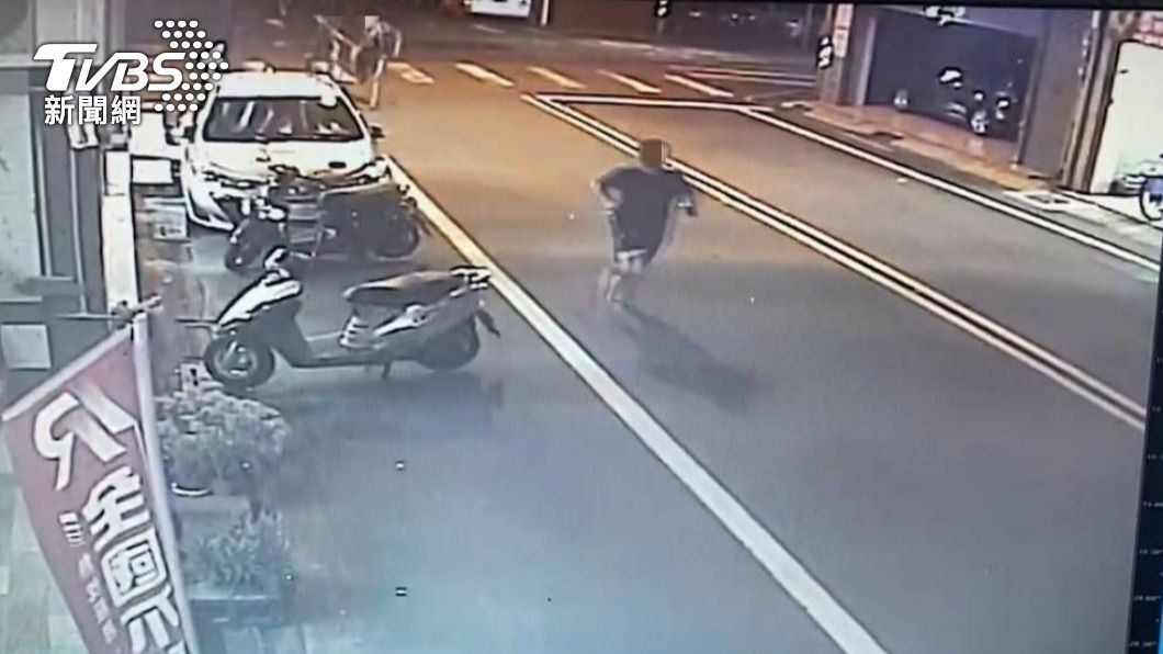 感情糾紛釀禍!7惡煞持刀追砍 男奔逃濺血驚喊「救我」