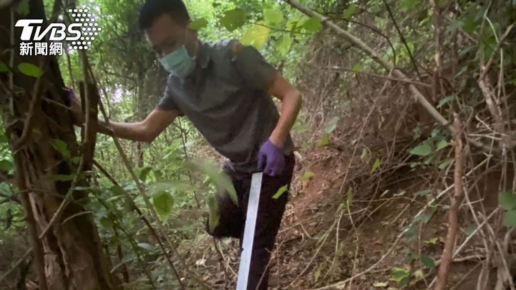 警方於山區起獲犯案刀械。（圖／警方提供）