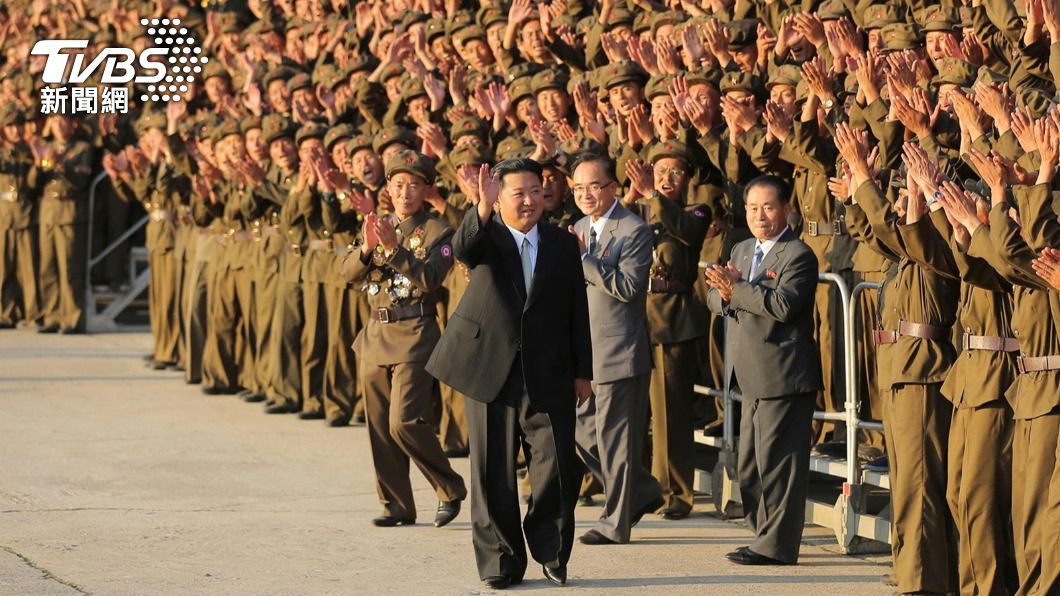 金正恩不穿軍裝改穿西服。（圖／AP）