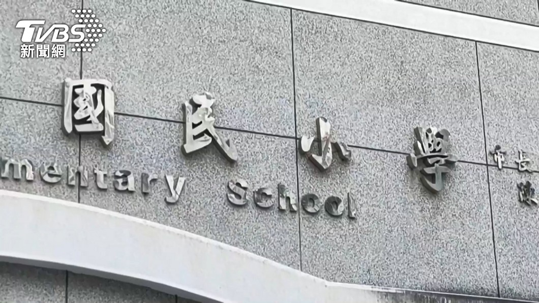 校長要求女老師在全校老師面前談論教學狀況。(圖/TVBS)