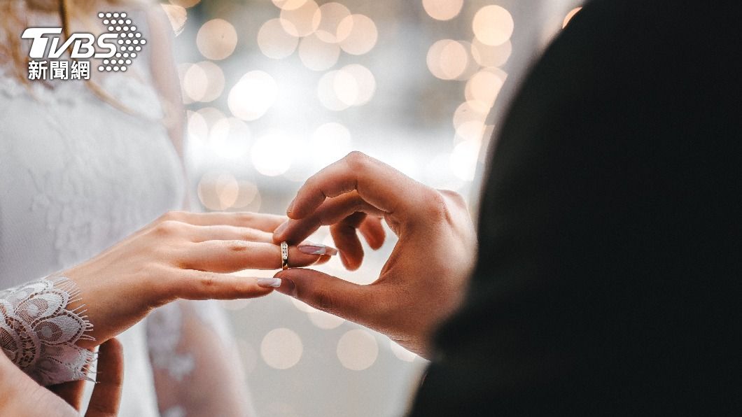 截至今年8月,共有69461對結婚,創下歷史新低。(示意圖/shutterstock達志影像)