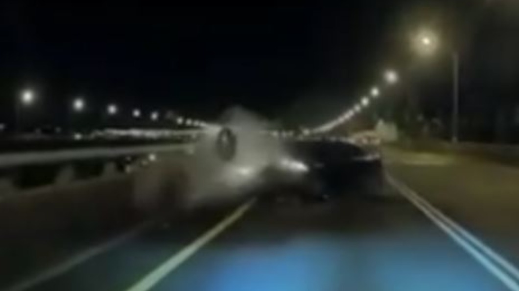 車開路肩打警示燈!下一秒連撞護欄輪胎噴 險摔落高架