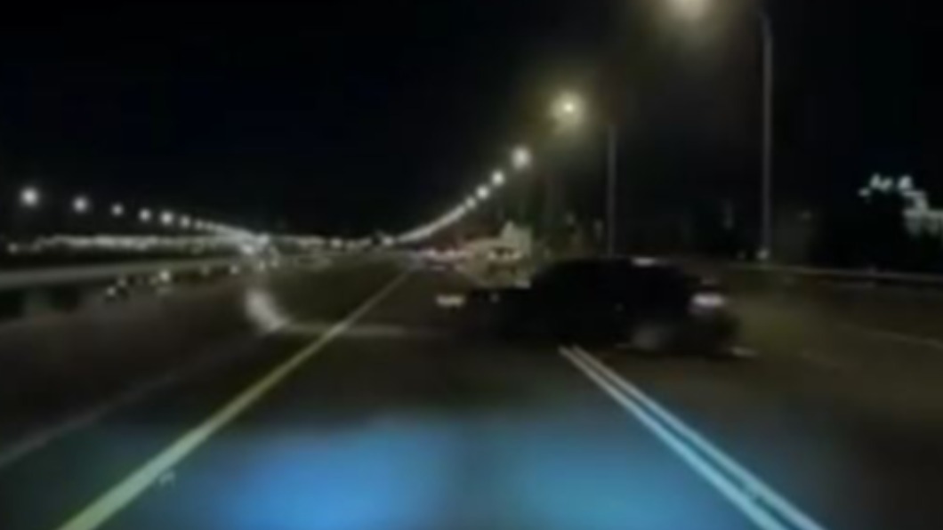 轎車失控自撞。(圖/翻攝自八卦村 臉書)