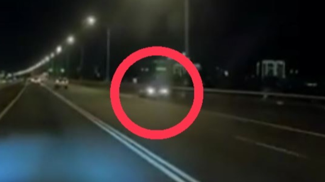 轎車原先開在路肩、閃警示燈,疑似車輛故障。(圖/翻攝自八卦村 臉書)