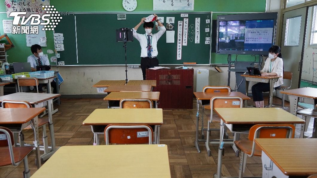有些學校繼續採「遠距教學」。(圖/達志影像美聯社)