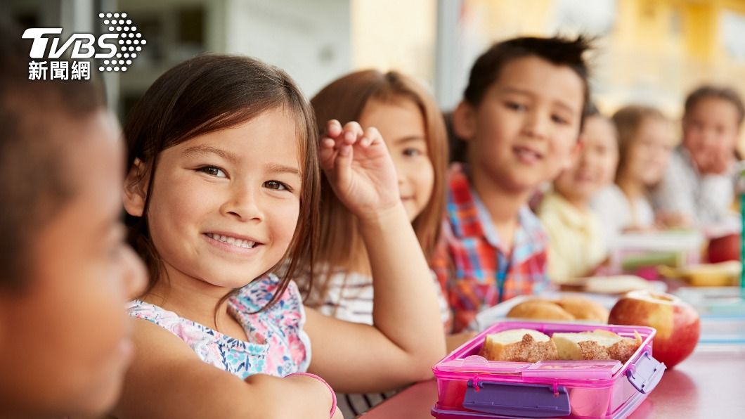日本小學生能到學校吃午餐,不至於產生孤獨感。(示意圖/shutterstock 達志影像)