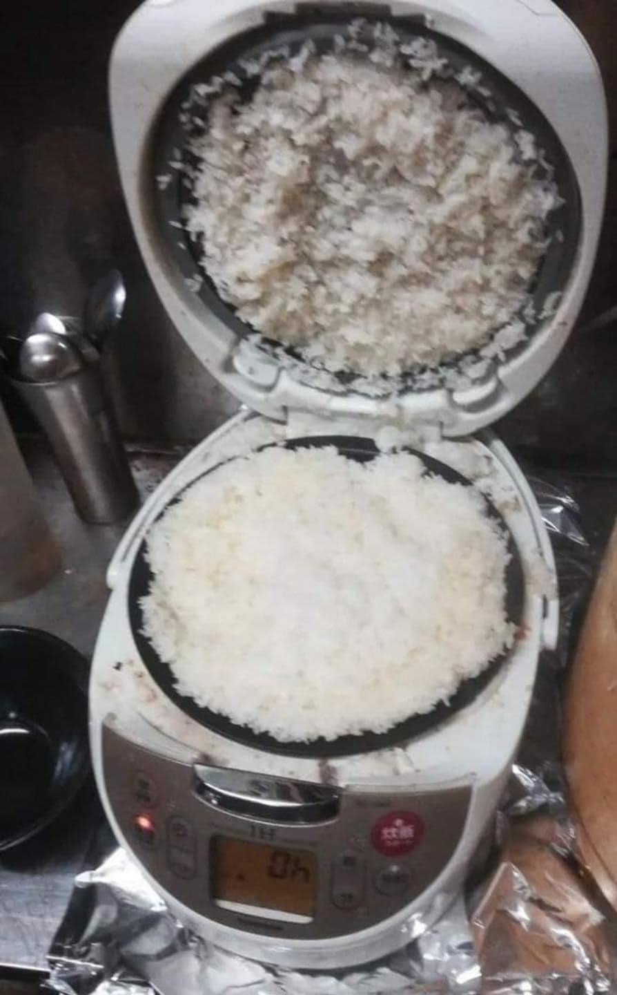 網友煮飯卻造成電鍋爆滿。（圖／翻攝自家常菜臉書）